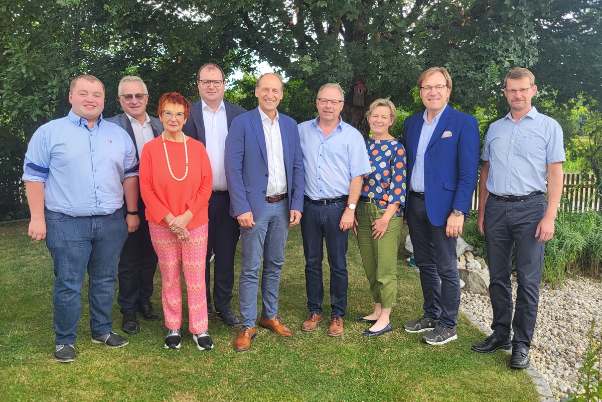 Der Jubilar Wolfgang Laumer mit Frau Beate (3. u. 4. v. rechts) und den Gratulanten der CSU (v. links) Matthias Hirschberger, Matthus Mandl, Reserl Sem, Landrat Michael Fahmller, MdL Martin Wagle, Dr. Thomas Prckl und Georg Obermaier