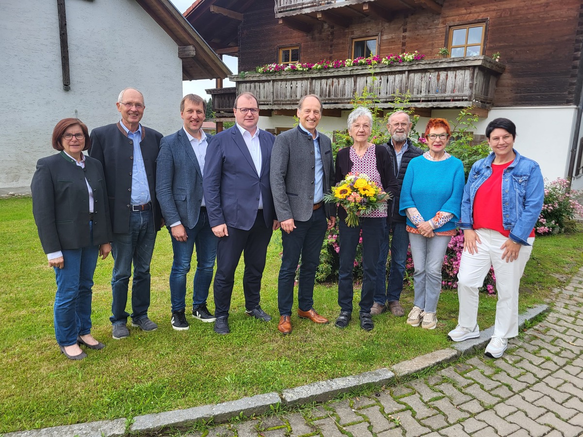 Geburtstagskind Edeltraud Plattner mit ihrem Ehemann Max (4. u. 3. v.r.) mit den Gratulanten der CSU Rottal-Inn (v.l.): Christine Moser, Dr. Franz Lichtenecker, Wolfgang Beimann, Michael Fahmller, MdL Martin Wagle, Reserl Sem und Monika Meyer