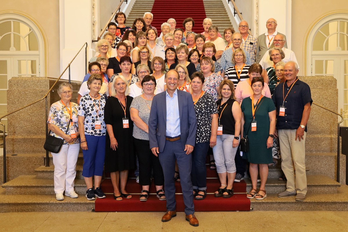 Die Besuchergruppe des Frauenkreises Johanniskirchen mit Landtagsabgeordneten Martin Wagle und den Mitgliedern des Vorstandsteams Siglinde Weitl (1. Reihe, 3. v.l.) und Petra Gillmaier-Eder (2.v.r.) in der Eingangshalle des Bayerischen Landtags.   