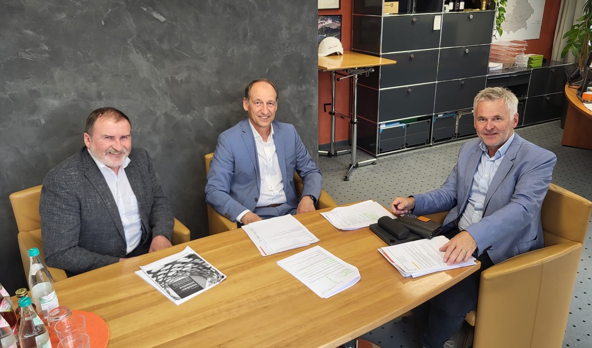 Max Straubinger, MdB (von links) und Martin Wagle, MdL im Austausch mit Johannes Edmller 