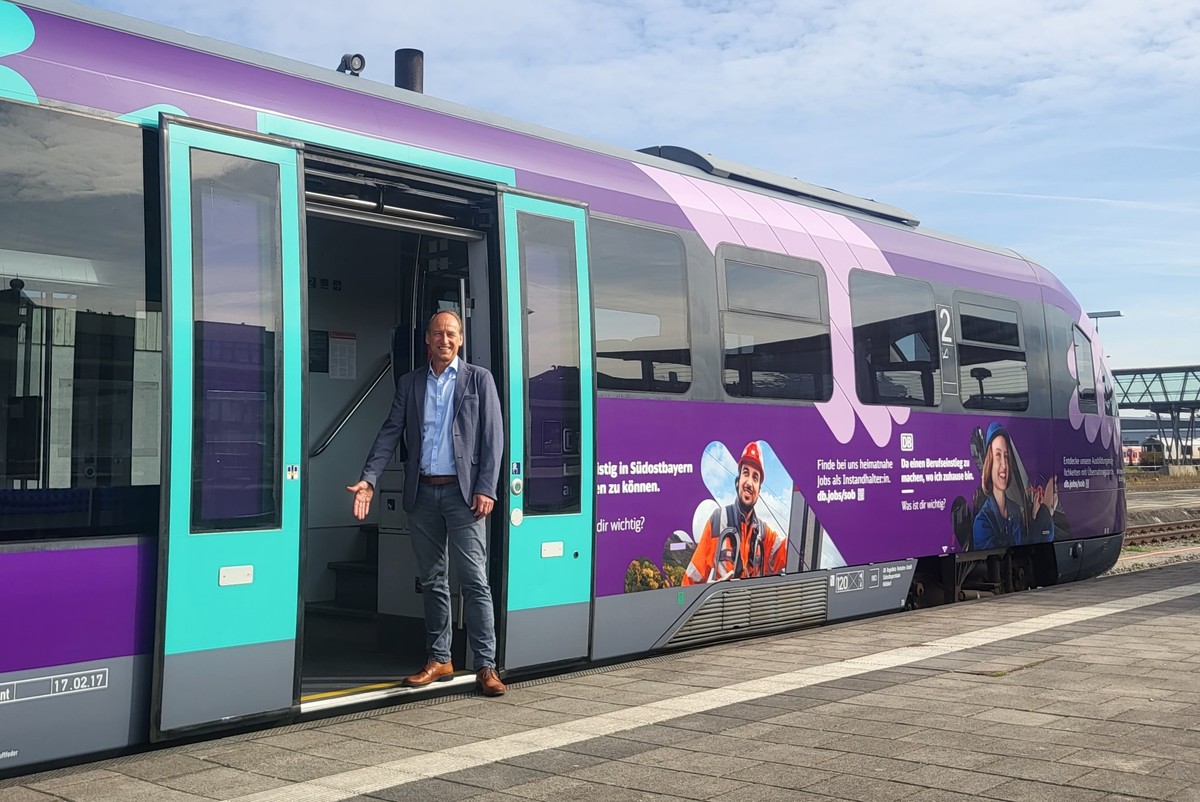 MdL Martin Wagle vor einem der neuen barrierefreien Züge, welche nun sukzessive auf der Rottalbahn zwischen Mühldorf und Passau eingesetzt werden MdL Martin Wagle vor einem der neuen barrierefreien Züge, welche nun sukzessive auf der Rottalbahn zwischen Mühldorf und Passau eingesetzt werden