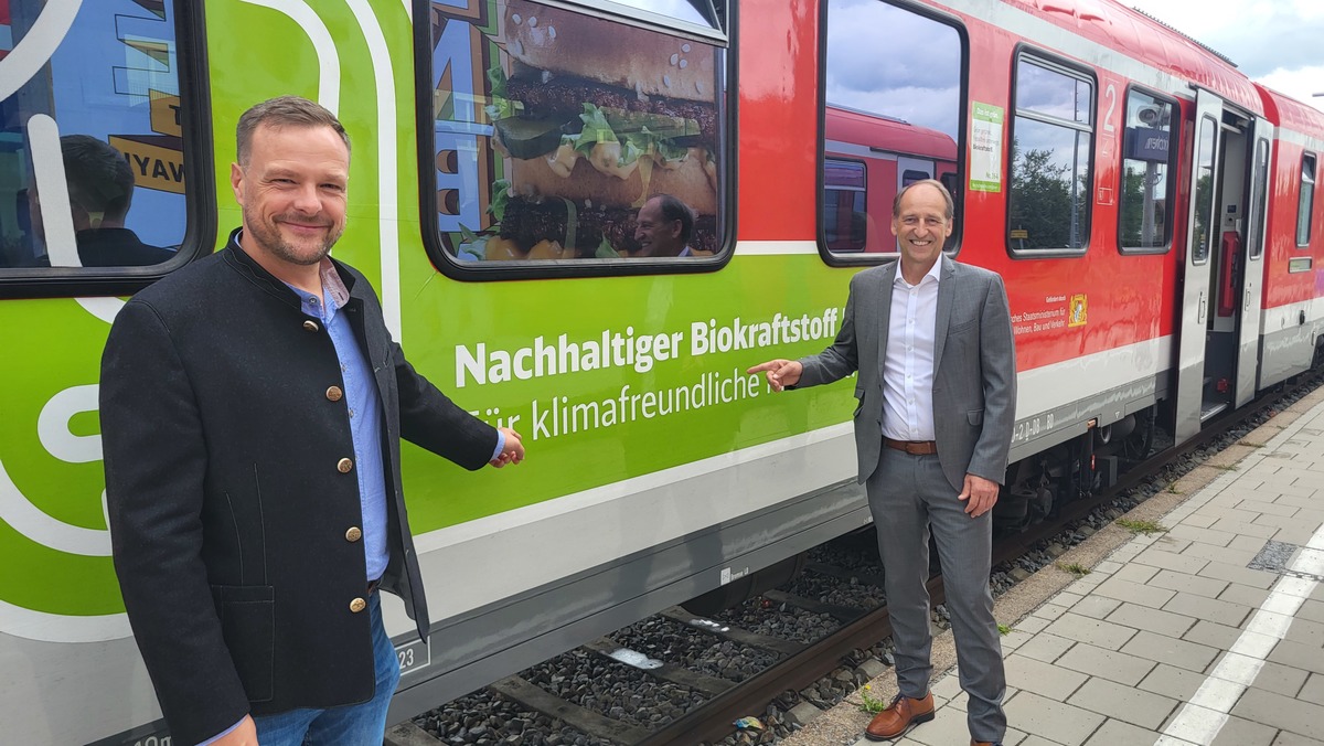 Matthias Krause, Geschäftsleiter der Südostbayernbahn (links) und MdL  Martin Wagle vor einem Zug der Rottalbahn, der von nun an mit klimafreundlichen Kraftstoff betrieben wird